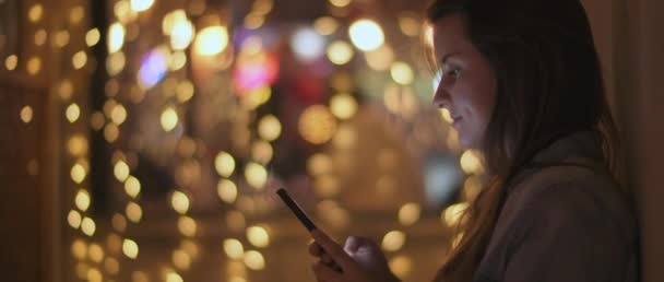 Una Joven Escribiendo Teléfono Medio Una Ajetreada Ciudad Nocturna Con — Vídeos de Stock