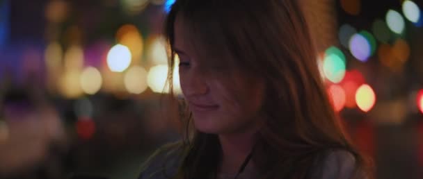 Młoda Kobieta Smsująca Przez Telefon Środku Ruchliwej Ulicy Miejskiej Światłami — Wideo stockowe