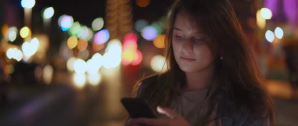 Крупным Планом Молодая Женщина Разговаривает Телефону Смеется Городском Кафе Боке — стоковое видео