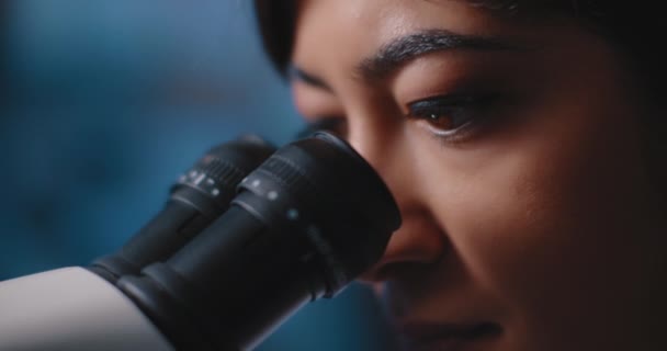 Primo Piano Ricercatore Donna Occhi Guardando Campioni Microscopio Illuminazione Blu — Video Stock