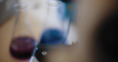 Mikro organizmaların görüntüsü, mikroskop altında nematod solucanları, arka planda laboratuvar odası olan bir petri kabında hareket ediyorlar, makro çekim. Bmpcc 4k. 
