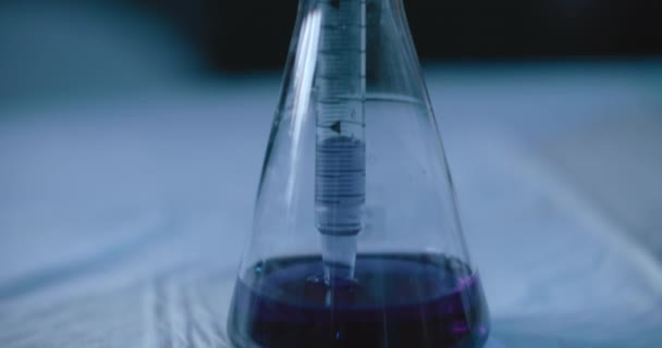 Cientista Retirando Líquido Roxo Frasco Cônico Para Testar Produtos Químicos — Vídeo de Stock