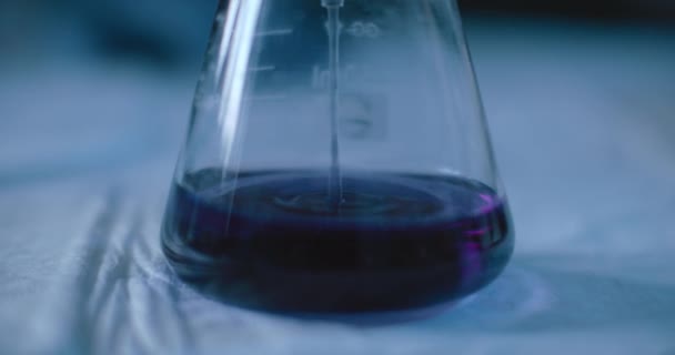 Cientista Adicionando Líquido Roxo Frasco Cônico Para Testar Produtos Químicos — Vídeo de Stock