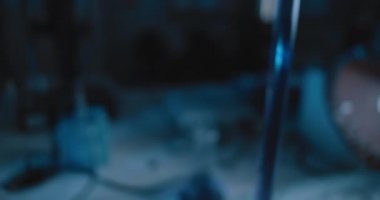 Mor bir sıvı konik bir şişeye aktarılıyor. Yaklaş, ağır çekimde, el kamerasıyla. Bmpcc 4K ile vurulmuş. Kavram: Bilim, kimya