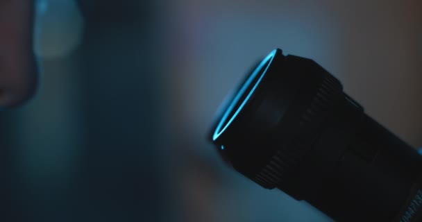 Extrémní Zblízka Ženské Výzkumné Vědecké Oči Při Pohledu Mikroskopu Modré — Stock video