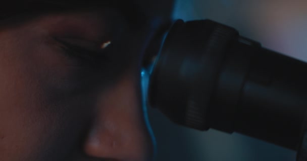 Extreme Close Female Research Scientist Eyes Looking Microscope Blue Lighting — Stock Video