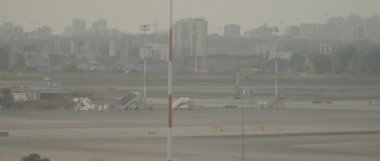 Arka planda binalar olan havaalanı pisti manzarası, gerçek zamanlı, el bilgisayarı, Bmpcc 4k