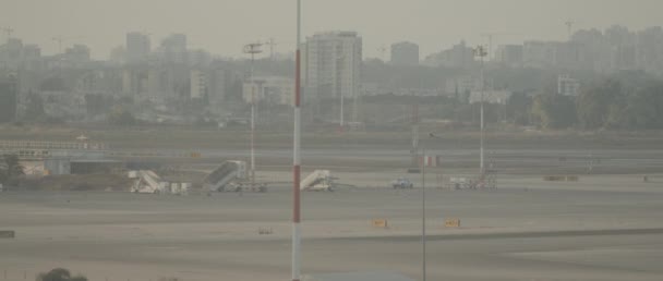 Une Vue Piste Aéroport Avec Des Bâtiments Arrière Plan Temps — Video