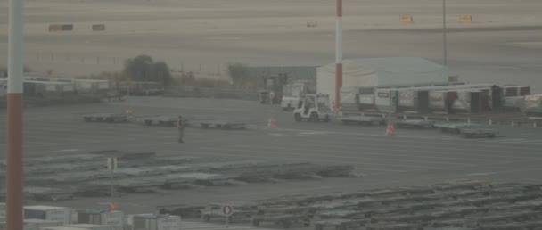 Homem Dirigindo Pequeno Carro Bagagem Serviço Uma Pista Aeroporto Pôr — Vídeo de Stock