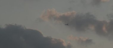 Gün batımında bulutlarda uçan uçak, sinematik ağır çekim, Bmpcc 4k