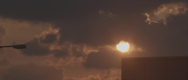 Puesta Sol Sobre Edificio Cielo Nublado Movimiento Lento Mano Medio — Vídeo de stock