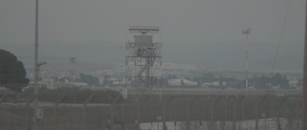 Flugzeug Hebt Auf Der Landebahn Mit Radarturm Hintergrund Bmpcc — Stockvideo