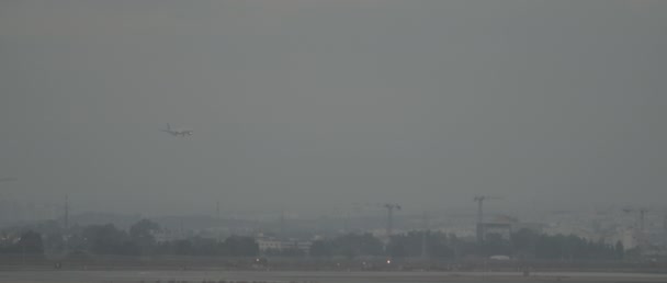 Utasszállító Repülőgép Érkezik Leszálló Kifutópályán Repülőtéren Naplementekor Lassított Felvétel Kézi — Stock videók