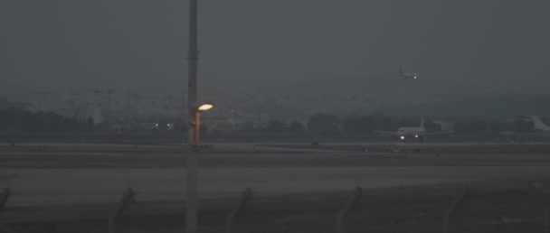 Aviones Aterrizando Despegando Pista Aterrizaje Aeropuerto Cámara Lenta Mano Largo — Vídeo de stock