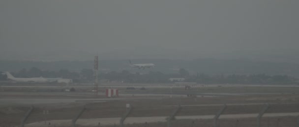 Utasszállító Repülőgép Landol Kifutópályán Repülőtéren Naplementekor Lassított Felvétel Kézi Bmpcc — Stock videók