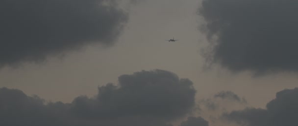 Repülőgép Repül Felhők Naplementekor Lassított Felvétel Lövés Bmpcc — Stock videók