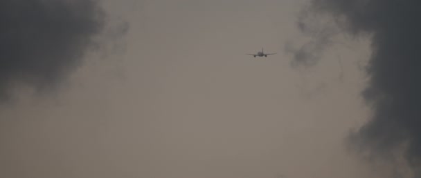 Samolot Lecący Chmury Zachodzie Słońca Zwolnij Bmpcc Przestrzeń Kopiowania — Wideo stockowe