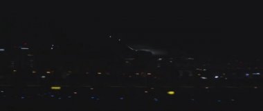 Gece vakti bir havaalanının pistine inen uçak, gerçek zamanlı izleme çekimi, Bmpcc 4k