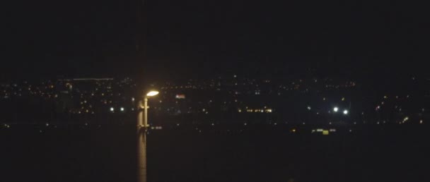 夜間空港滑走路を離陸する明かりが点滅する平面 スローモーションBmpcc — ストック動画