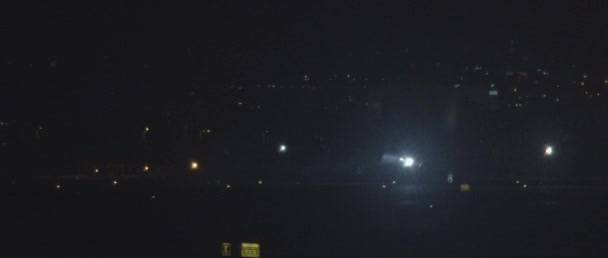 Літак Миготливими Вогнями Злітають Злітно Посадковій Смузі Аеропорту Вночі Повільний — стокове відео