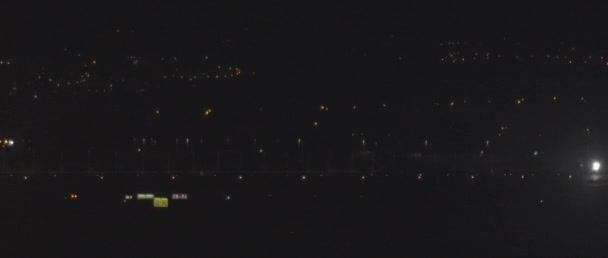 Avión Con Luces Intermitentes Moviéndose Una Pista Aeropuerto Por Noche — Vídeos de Stock