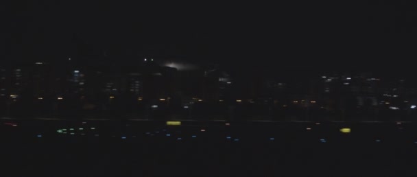 Atterrissage d'un avion sur une piste d'un aéroport la nuit, plan de poursuite au ralenti, BMPCC 4K 