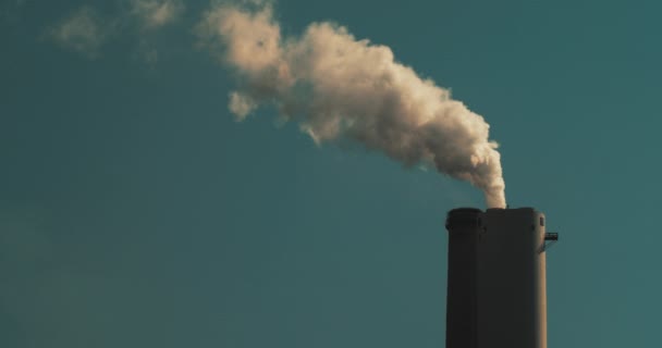 Fumaça Saindo Uma Chaminé Usina Carvão Contra Céu Azul Câmera — Vídeo de Stock