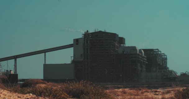 大型燃煤发电厂 背阴蓝天 干枯了周围的青草 慢动作 Bmpcc 环境和大气污染 工业对全球变暖的影响 — 图库视频影像
