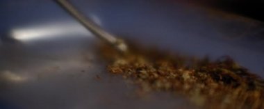 Ot sarmak için marihuanayı makasla buduyorum. Otun kesilmesi yakındır. Tıbbi marihuana, yakın çekim, Bmpcc 4k