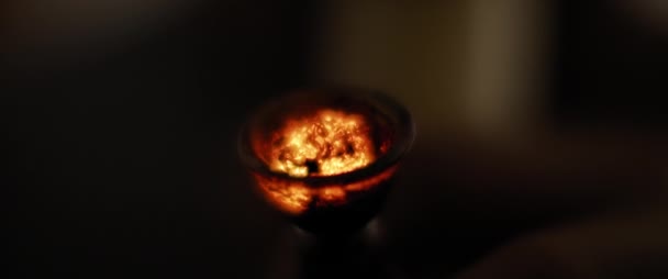 Gros plan cinématographique, brûlure de cannabis, le processus de fumer de l'herbe à partir d'un bong, au ralenti, éclairage de pièce sombre, faible profondeur de champ, beau bokeh. BMPCC 4K 