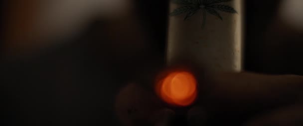 吸食大麻的过程是通过玻璃瓶水桶 慢动作 漂亮的波克灯 Bmpcc — 图库视频影像