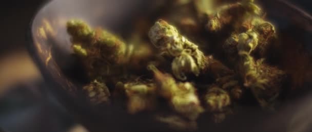 Primo Piano Cime Cannabis Una Ciotola Profondità Campo Bassa Rallentatore — Video Stock