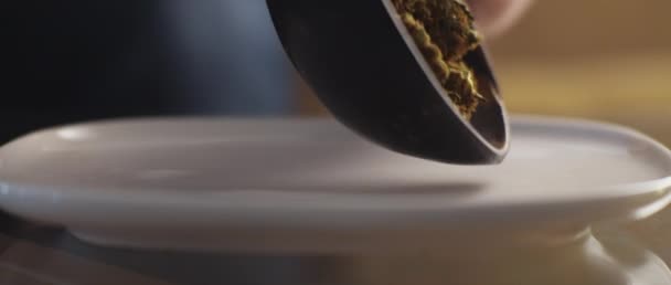 Närbild Cannabis Knoppar Sprids Vit Platta Grunt Skärpedjup Slow Motion — Stockvideo