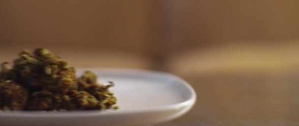 Plaat Met Cannabisknoppen Wordt Verplaatst Een Tafel Close Ondiepe Diepte — Stockvideo