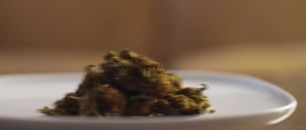 Platte Mit Cannabis Knospen Die Auf Einem Tisch Bewegt Werden — Stockvideo