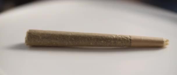 白いプレート上の大麻の共同の閉鎖 Bmpcc マリファナ 喫煙薬の概念 Cbd Thcの映像 — ストック動画