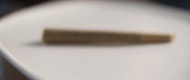 Kenevir mekânını beyaz tabakta kapatın. Bmpcc 4k. Marihuana, ot, sigara konsepti. Cbd, Thc görüntüleri