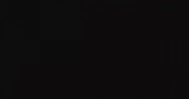 Sarı şimşekler ve gök gürültüsüyle fırtınalı bir gökyüzü. Gece fırtınası bulutları. Bmpcc 4k