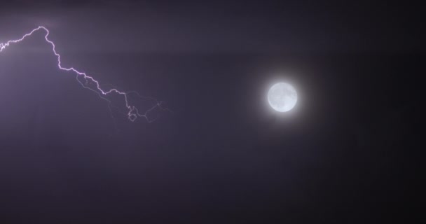 Chmury Poruszające Się Burzliwym Niebie Błyskawicą Grzmotem Pełnią Księżyca Nocne — Wideo stockowe
