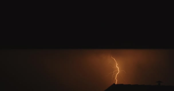 黄色の稲妻と雷の嵐の空 夜の雷雨雲 Bmpcc — ストック動画