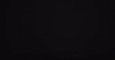 Yazın karanlık gökyüzünde yıldırım manzarası. Şimşek ve gök gürültüsü çakan fırtınalı bir gökyüzü. Gece fırtınası bulutları. Bmpcc 4k