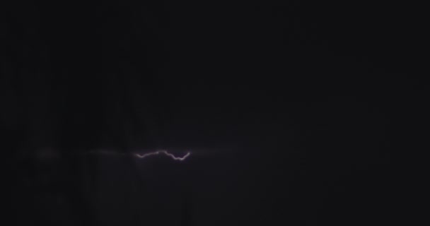 Vue des coups de foudre sur le ciel sombre nocturne en été. Ciel orageux avec éclairs et tonnerre. Nuages d'orage nocturne. BMPCC 4K 