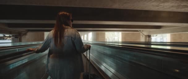 Mujer Con Cabello Castaño Largo Gafas Sol Camisa Mezclilla Pasarela — Vídeo de stock