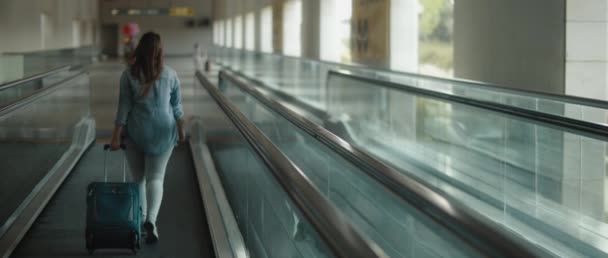 Rüzgarlı Kahverengi Saçlı Kot Gömlekli Yürüyen Merdivende Yürüyen Elinde Bavul — Stok video
