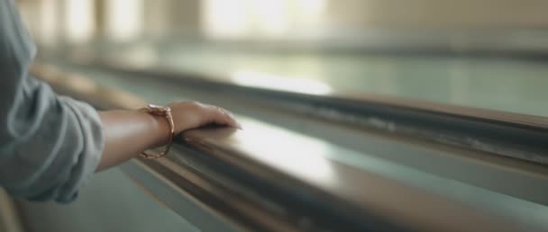 Main Femme Repose Sur Balustrade Escalator Ralenti Près Tourné Avec — Video