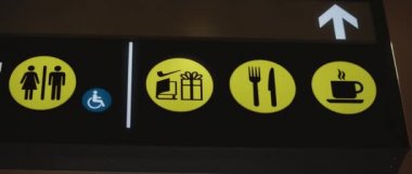 Tuvalet ve kafe tabelası siyah ve sarı, yön işareti, engelli erişim sembolü Bmpcc 4k
