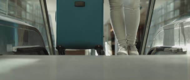 Mulher Segurando Sua Mala Turquesa Saindo Escada Rolante Câmera Lenta — Vídeo de Stock