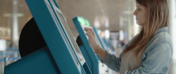 Femme Utilisant Auto Enregistrement Écran Bureau Aérogare Machine Automatisée Avec — Video