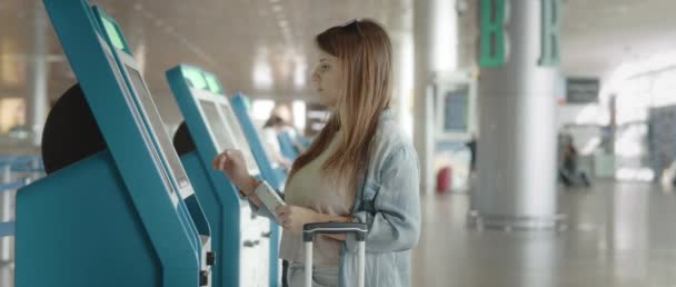 Mujer Usando Pantalla Del Escritorio Aeropuerto Tiempo Real Bmpcc — Vídeos de Stock