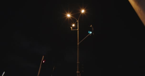 Bottom View Lights Changing Crossroad Night Time Lapse Traffic Shot — Stock Video